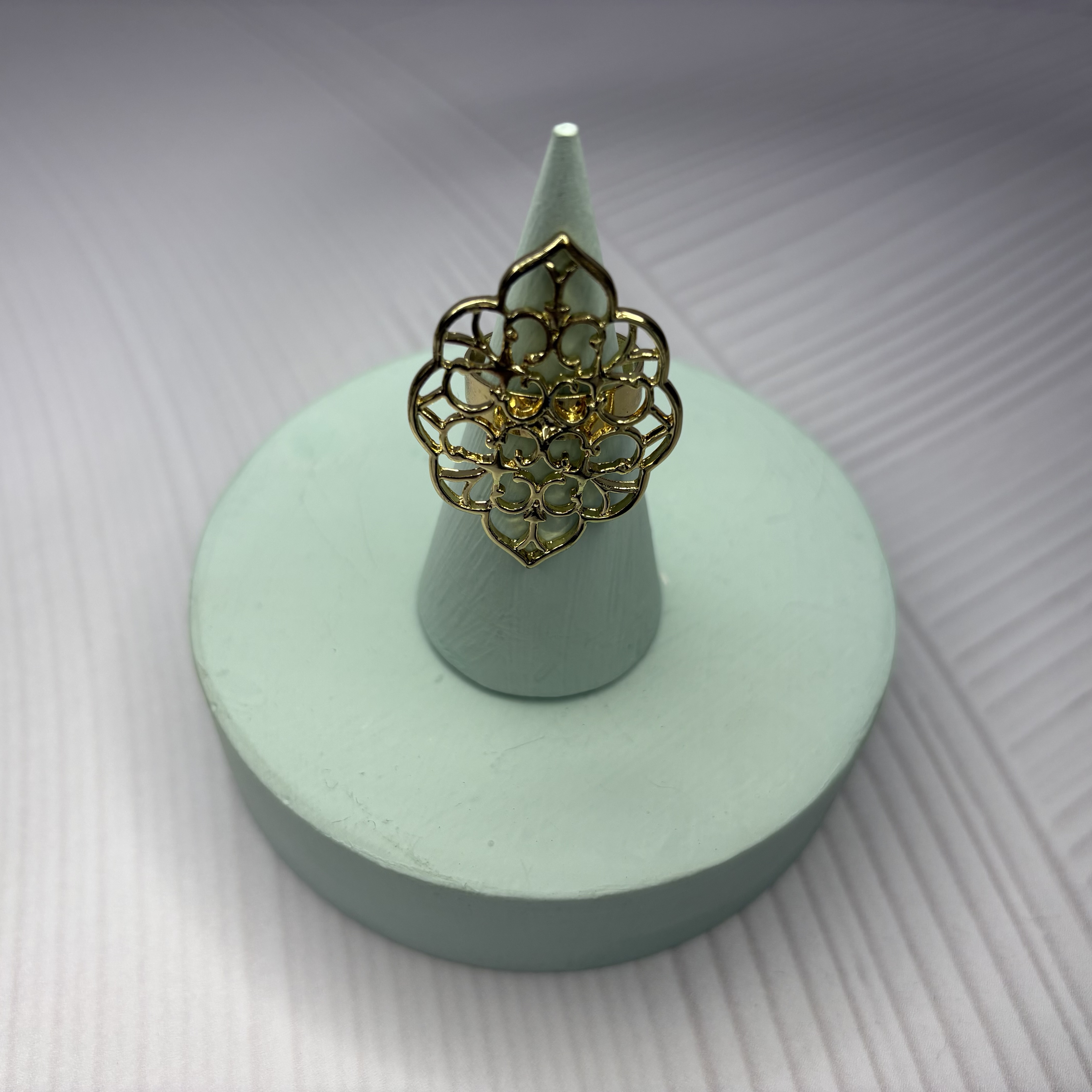 انگشتر چهارضلعی حفره‌دار